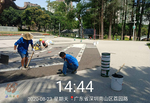 深圳南山公园透水胶粘石路面工程