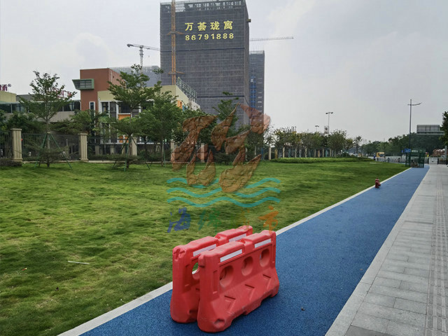 广州黄埔东富南路的兰色冷铺沥青项目